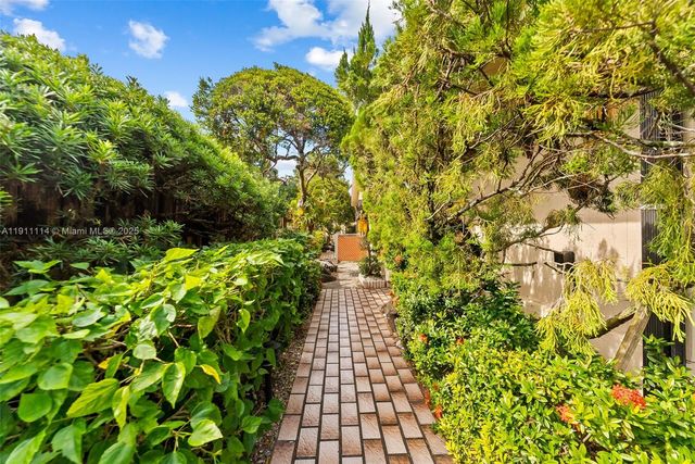 7665 Sierra Dr W, Boca Raton, FL 33433