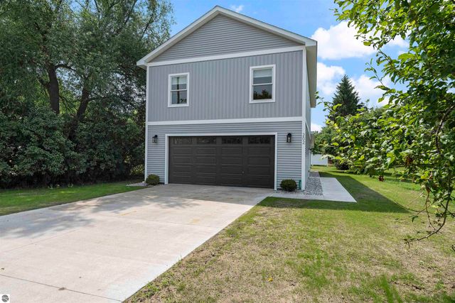 202 W Carpenter Street, Charlevoix, MI 49720