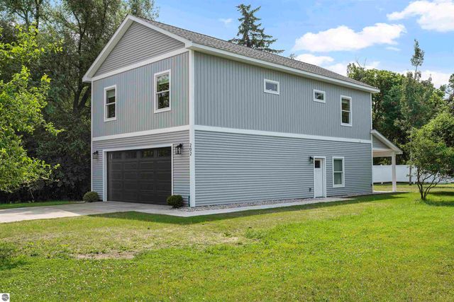 202 W Carpenter Street, Charlevoix, MI 49720