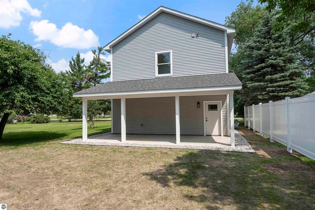 202 W Carpenter Street, Charlevoix, MI 49720
