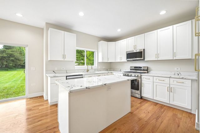 249 E Kenilworth Avenue, Villa Park, IL 60181