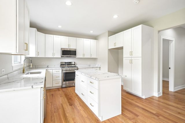 249 E Kenilworth Avenue, Villa Park, IL 60181