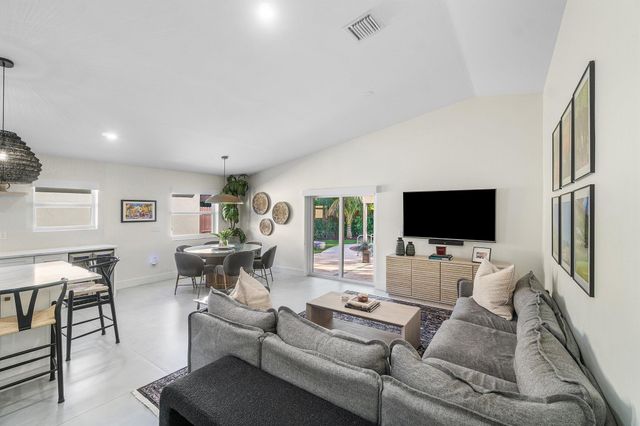 4020 NW 2nd Court, Delray Beach, FL 33445