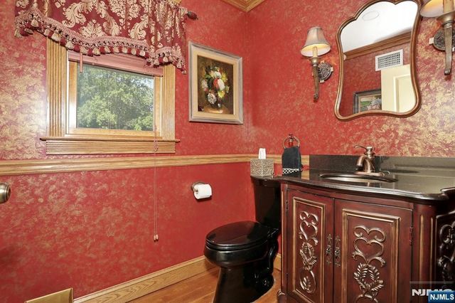 33 Randolph Street, Park Ridge, NJ 07656