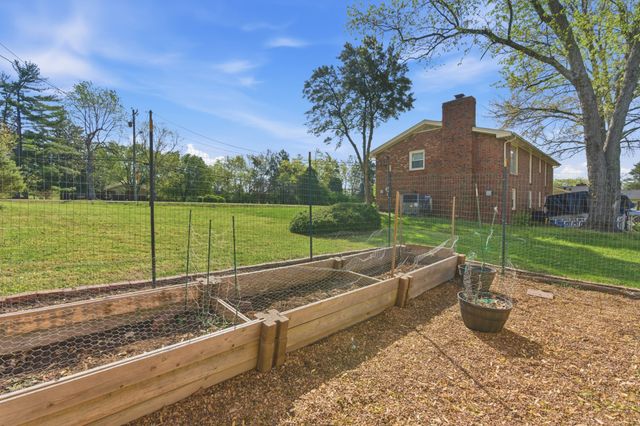 288 Indian Lake Rd, Hendersonville, TN 37075