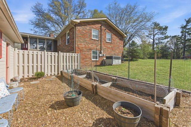 288 Indian Lake Rd, Hendersonville, TN 37075