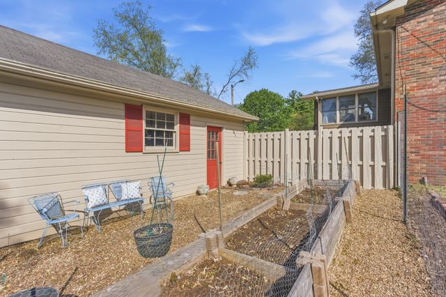 288 Indian Lake Rd, Hendersonville, TN 37075