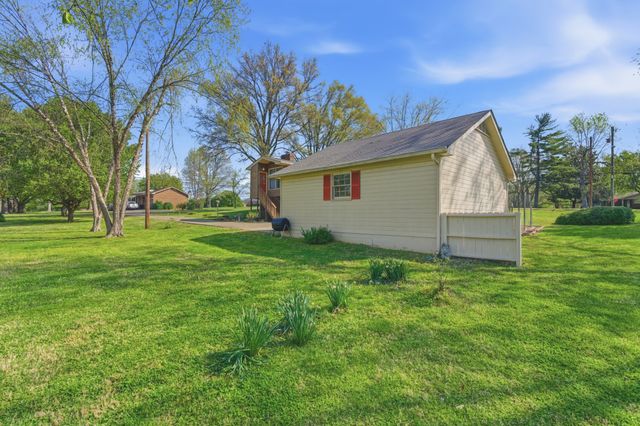 288 Indian Lake Rd, Hendersonville, TN 37075
