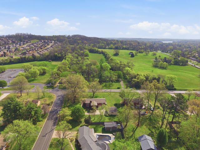 288 Indian Lake Rd, Hendersonville, TN 37075