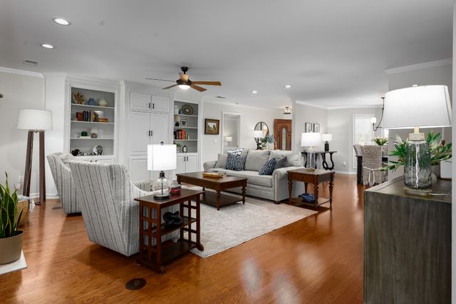 202 Woodfield Ct, Florence, AL 35630