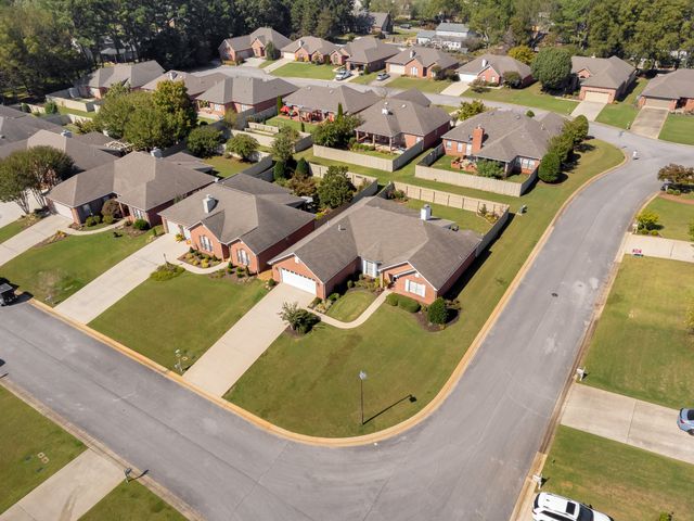 202 Woodfield Ct, Florence, AL 35630