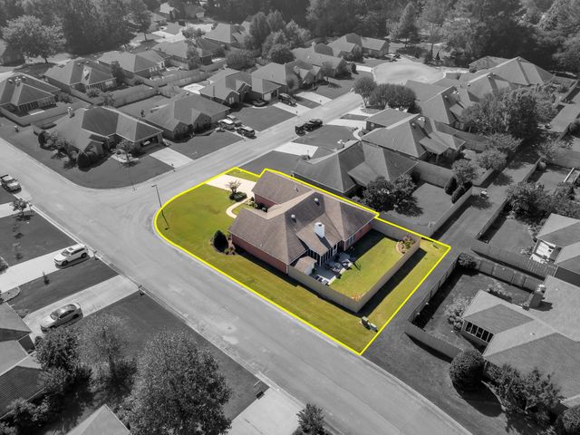 202 Woodfield Ct, Florence, AL 35630