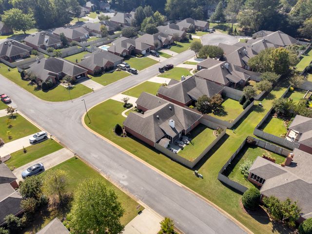 202 Woodfield Ct, Florence, AL 35630