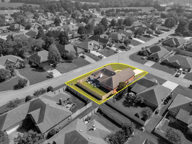 202 Woodfield Ct, Florence, AL 35630