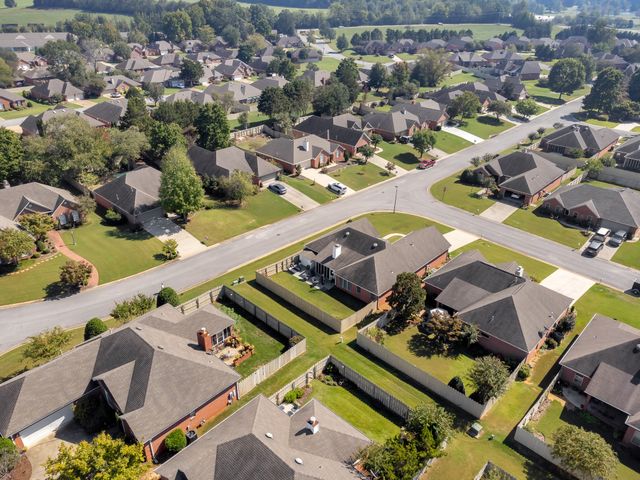 202 Woodfield Ct, Florence, AL 35630