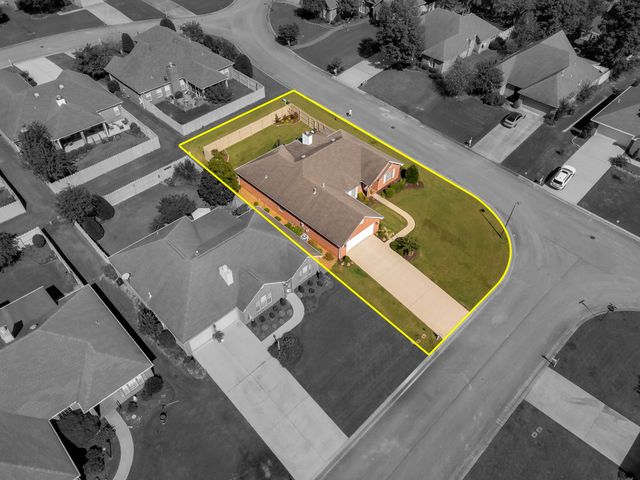 202 Woodfield Ct, Florence, AL 35630