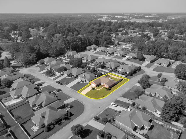 202 Woodfield Ct, Florence, AL 35630