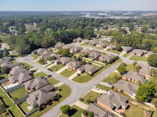 202 Woodfield Ct, Florence, AL 35630