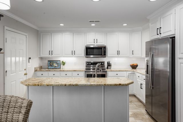 202 Woodfield Ct, Florence, AL 35630