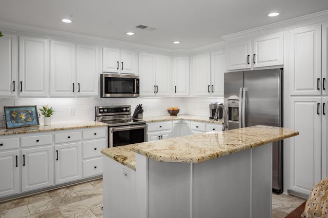 202 Woodfield Ct, Florence, AL 35630