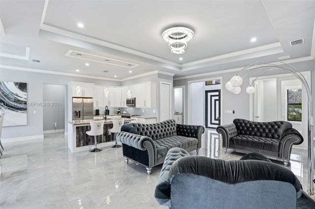 3043 18, Naples, FL 34120