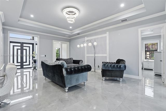 3043 18, Naples, FL 34120