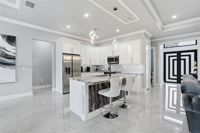 3043 18, Naples, FL 34120