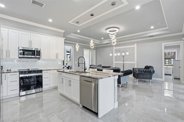 3043 18, Naples, FL 34120