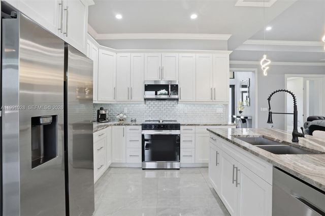 3043 18, Naples, FL 34120