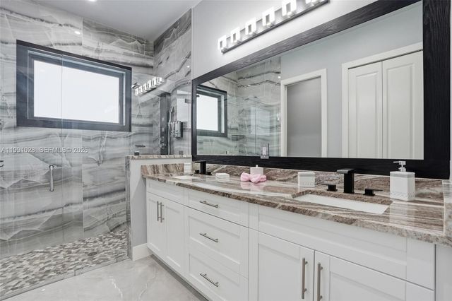 3043 18, Naples, FL 34120