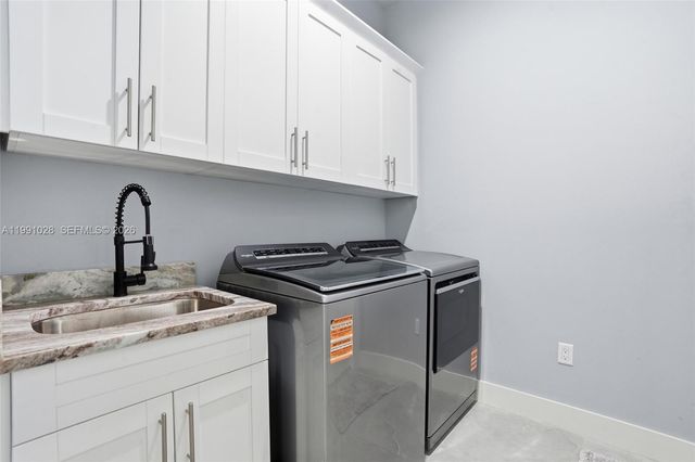 3043 18, Naples, FL 34120