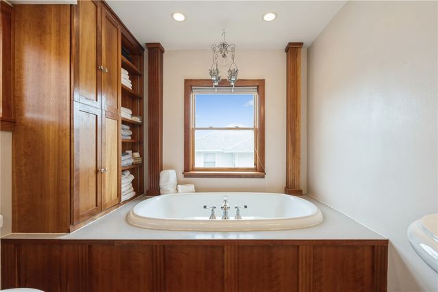 2335 Blake Blvd SE, Cedar Rapids, IA 52403