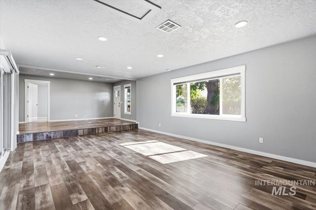 3029 N Maple Grove Rd, Boise, ID 83704