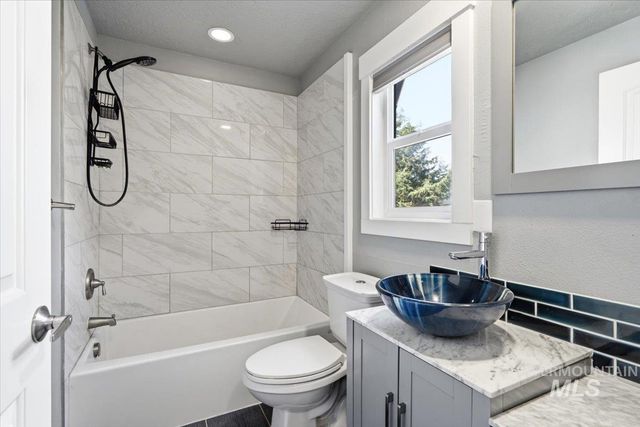 3029 N Maple Grove Rd, Boise, ID 83704
