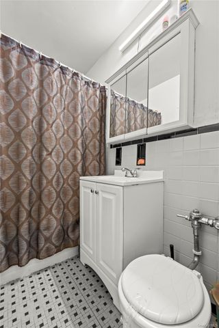 84-31 Van Wyck Expressway 3C, Jamaica, NY 11435