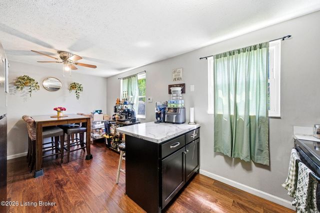 8217 Sealston Dr, Louisville, KY 40228