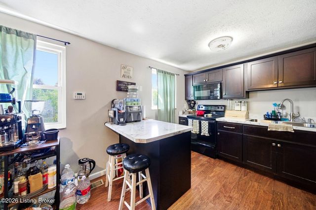 8217 Sealston Dr, Louisville, KY 40228