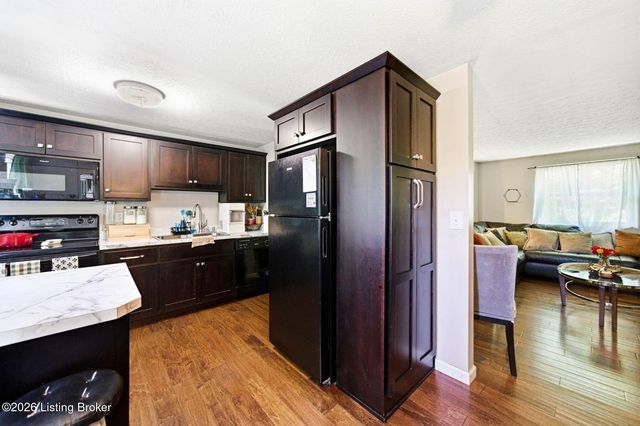 8217 Sealston Dr, Louisville, KY 40228