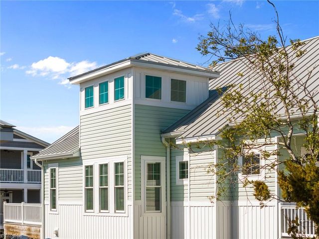 111 SE 44Th Street, Oak Island, NC 28465