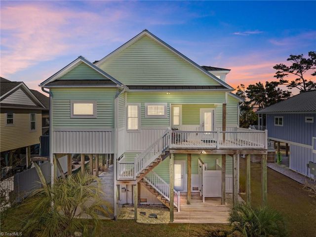 111 SE 44Th Street, Oak Island, NC 28465