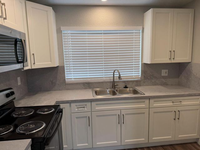 1851 Knickerbocker Dr, Stockton, CA 95210