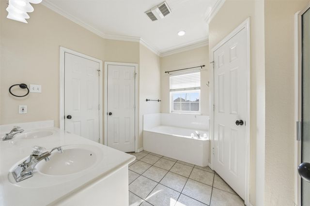 217 Keswick Drive, Hewitt, TX 76643