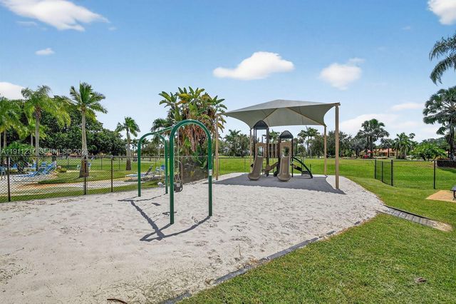 8117 Pelican Harbour Dr, Lake Worth, FL 33467