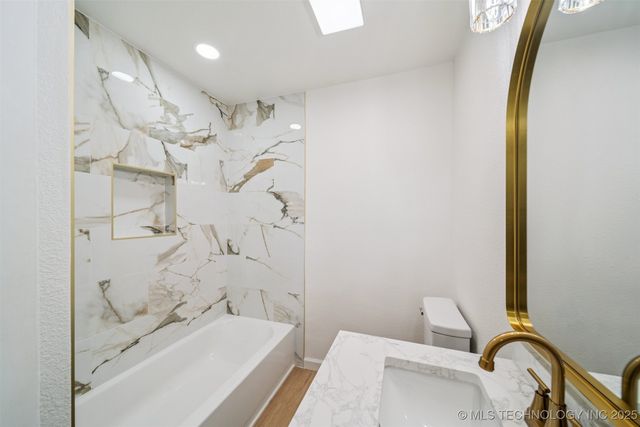 202 W 40th Place, Sand Springs, OK 74063