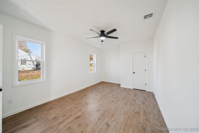 202 W 40th Place, Sand Springs, OK 74063