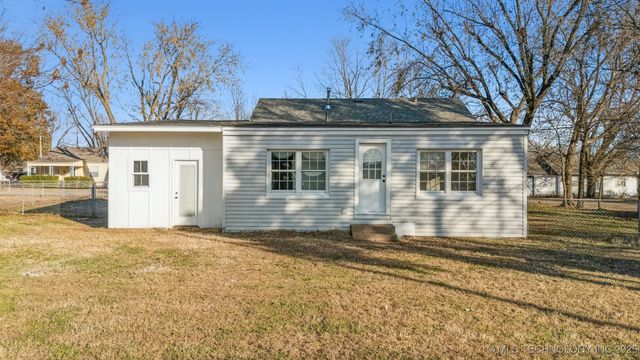 202 W 40th Place, Sand Springs, OK 74063