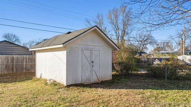 202 W 40th Place, Sand Springs, OK 74063