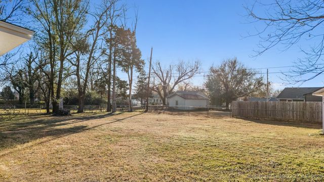 202 W 40th Place, Sand Springs, OK 74063