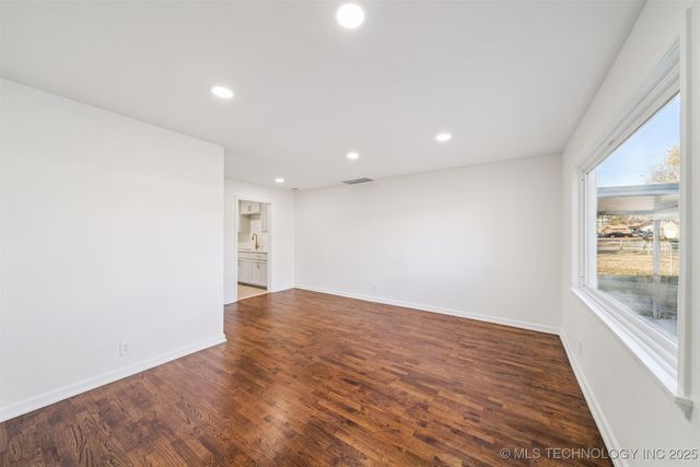 202 W 40th Place, Sand Springs, OK 74063