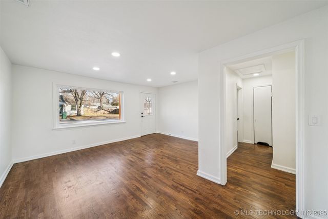 202 W 40th Place, Sand Springs, OK 74063